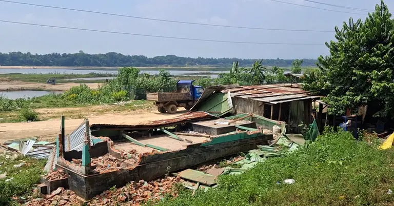 সোমেশ্বরী নদীর পাড়ের অবৈধ স্থাপনা উচ্ছেদ